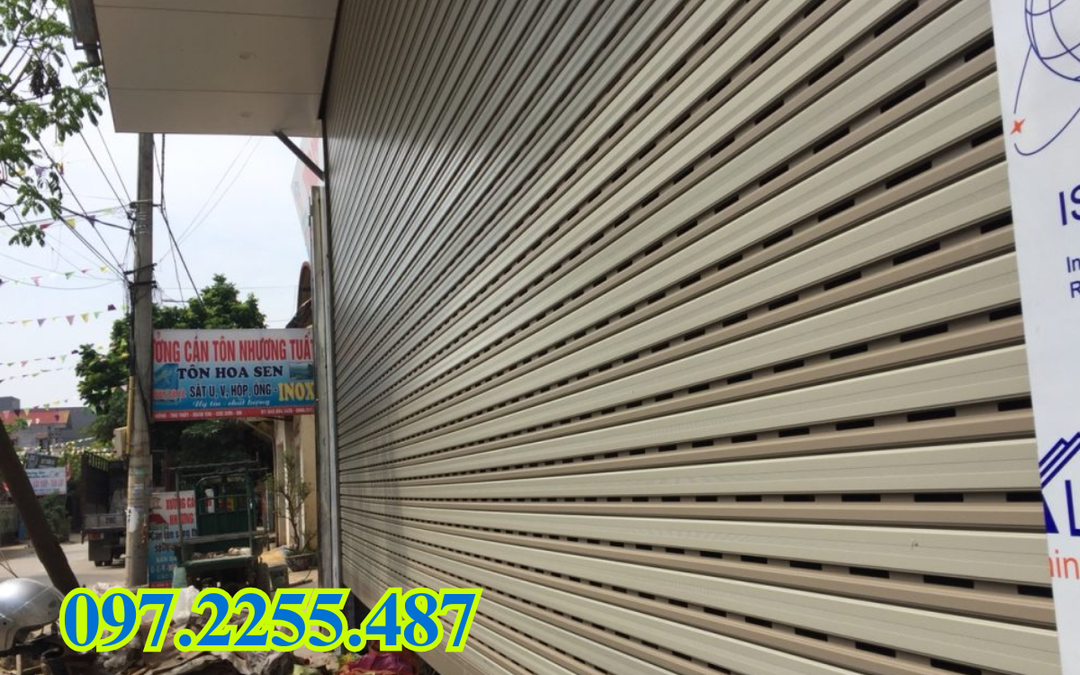 Tra dầu bôi trơn vào ray cửa cuốn để giảm ma sát. 3 Tra dầu bôi trơn vào ray cửa cuốn để giảm ma sát.