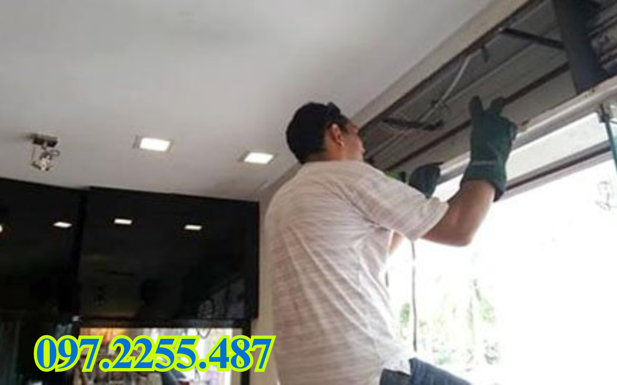 vệ sinh cửa cuốn