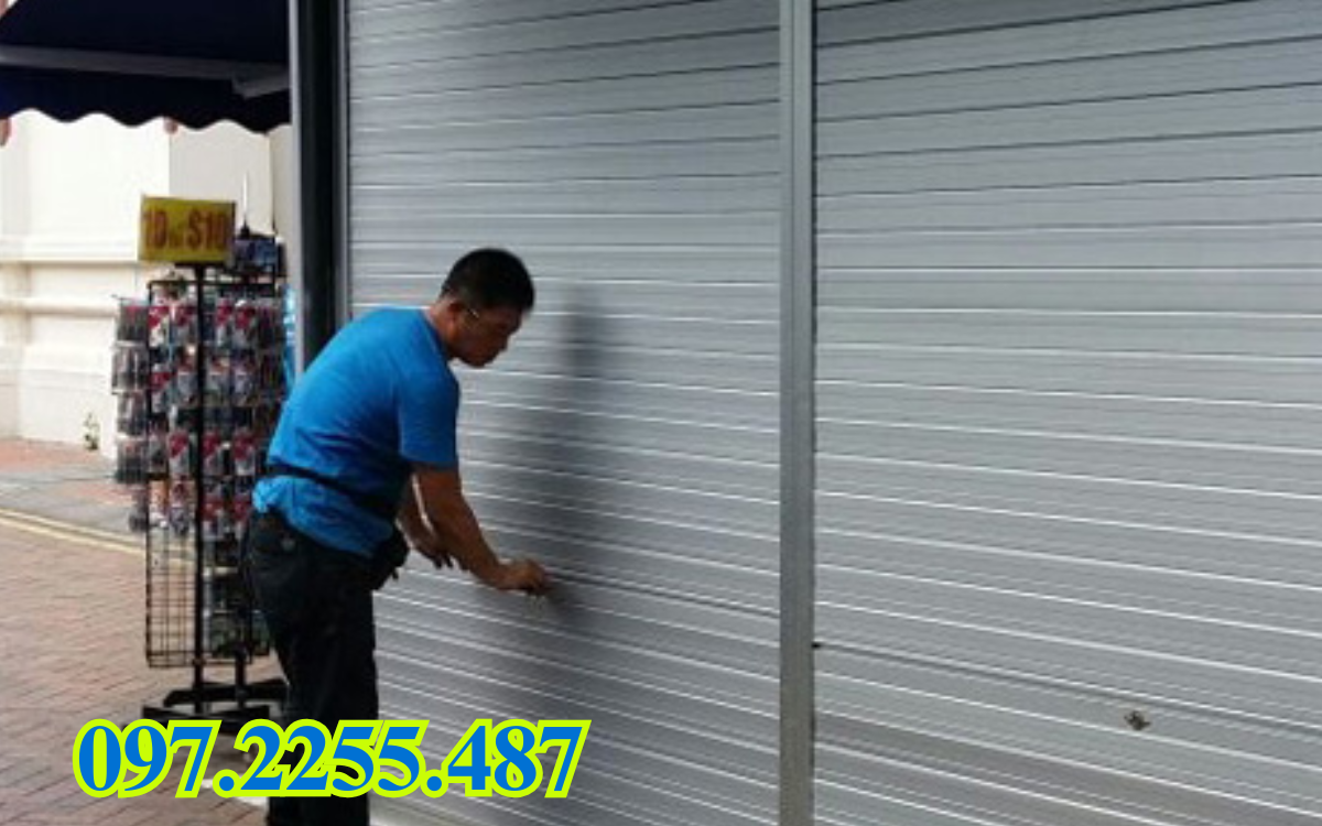 Vệ sinh cửa cuốn bằng khăn mềm và nước sạch